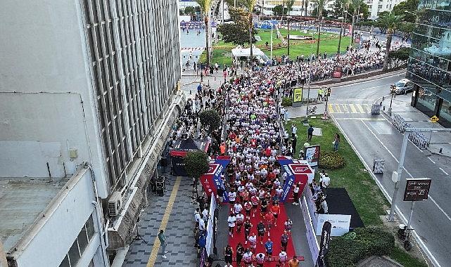 İzmir'de Uluslararası 9 Eylül İzmir Yarı Maratonu renkli görüntülere sahne oldu