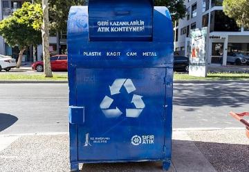 Karşıyaka'da geri dönüşüm hamlesi: 100 noktaya mavi konteyner