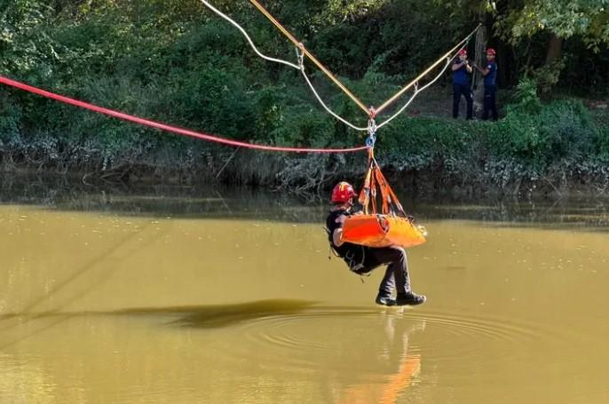 Sakarya Nehri’nde İtfaiyecilerden Nefes Kesen Gösteri Sakarya Nehri’nde İtfaiyecilerden Nefes Kesen Gösteri