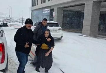 Adıyaman’da yoğun kar nedeniyle yolda kalan hastalar belediye ekiplerince kurtarıldı - Videolu Haber