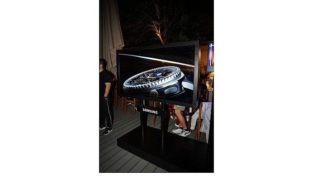 “Galaxy Watch8 ile koşuyoruzZz" etkinliği için yüzlerce genç pijamalarıyla koştu