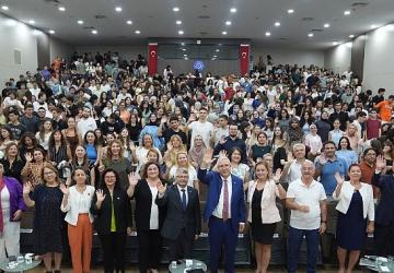 Rektör Prof. Dr. Necdet Budak çiçeği burnunda Egelilerle oryantasyon programı kapsamında buluşuyor