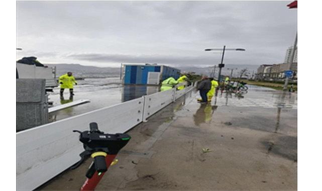 Fırtına duvarı Kordon'da taşkını önledi