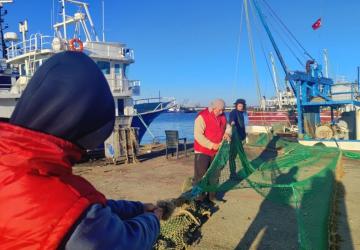 Karadeniz’de fırtına balıkçıları kıyıya bağladı: Mezgit için hazırlık sürüyor - Videolu Haber