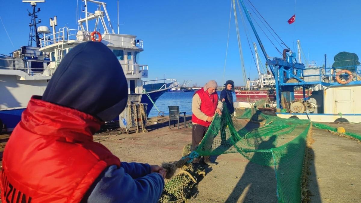 Karadeniz’de fırtına balıkçıları kıyıya bağladı: Mezgit için hazırlık sürüyor - Videolu Haber