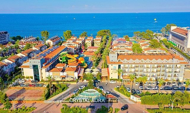 Kemer'de Çevre Duyarlılığı Ödülle Taçlandı: Crystal Aura Aqua Collection'a Anlamlı Plaket