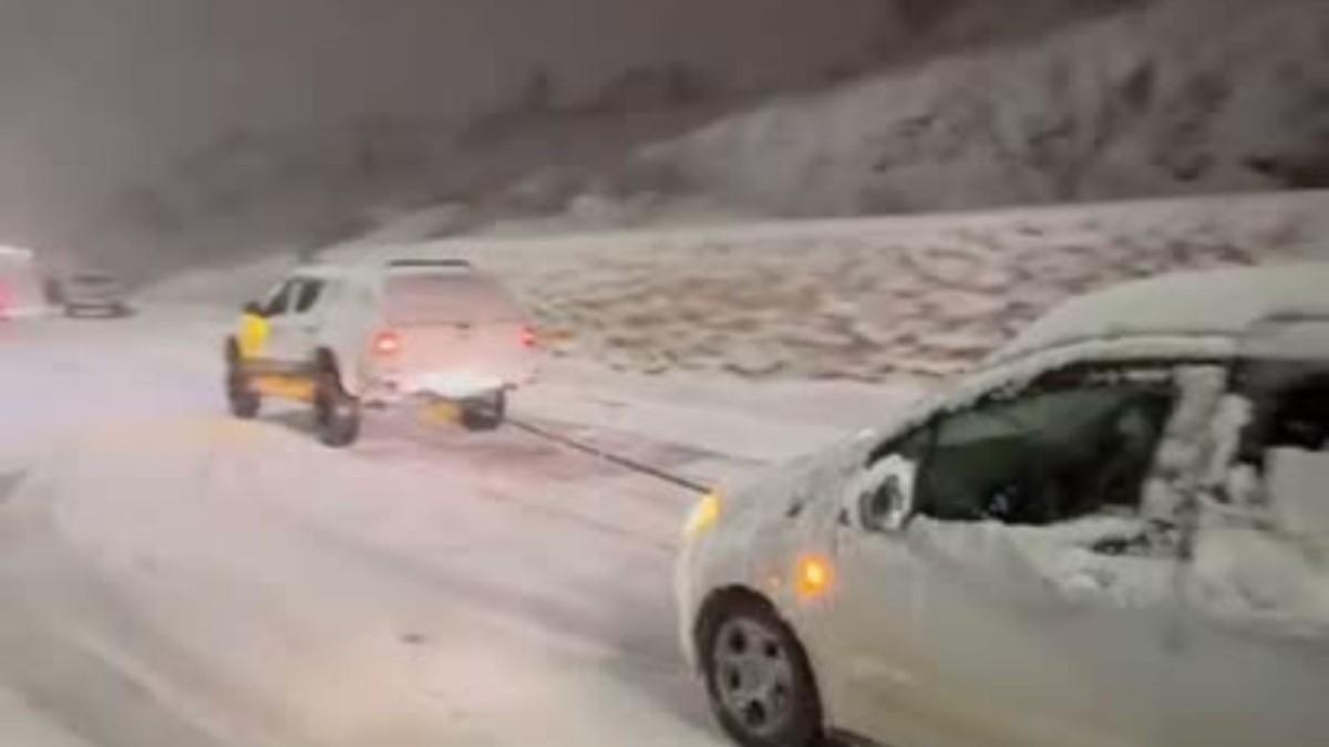 Perre Off-Road Kulübü sahada: Karda mahsur kalan onlarca araç kurtarıldı - Videolu Haber