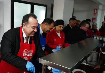 Büyükşehir'den Demirci'de Sosyal Belediyecilik Adımı: Kent Lokantası, Halk Mandıra ve Halk Ekmek Vatandaşların Hizmetine Açıldı