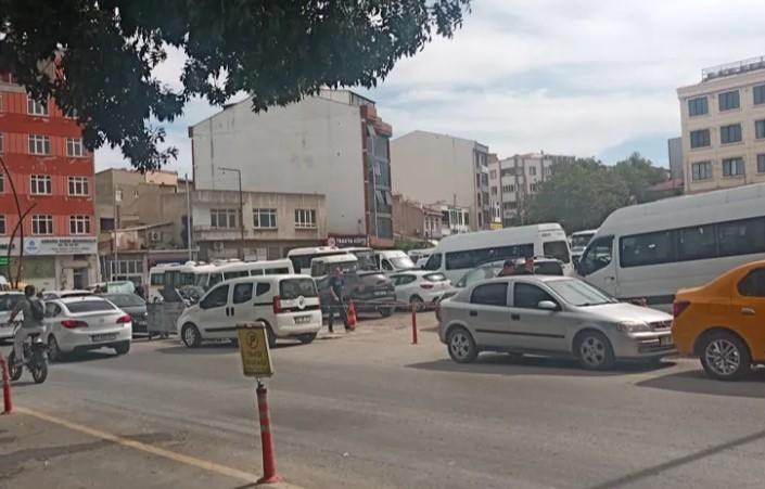Keşan Köy Garajında Araç Giriş-Çıkışı Trafiği Kilitledi Keşan Köy Garajında Araç Giriş-Çıkışı Trafiği Kilitledi