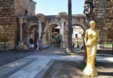 Antalya’da Venüs Heykelleri Şehri Süslemeye Başladı