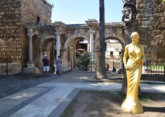 Antalya’da Venüs Heykelleri Şehri Süslemeye Başladı Antalya’da Venüs Heykelleri Şehri Süslemeye Başladı