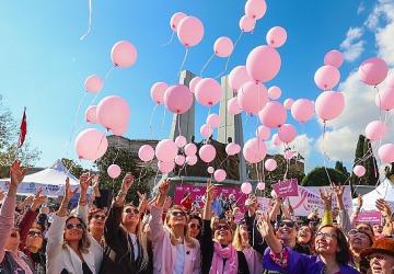 Meme Kanseri Farkındalığı İçin Bakırköy'de Gökyüzüne Pembe Balonlar Uçuruldu