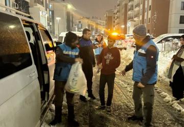 Adıyaman Belediyesi’nden yoğun kar yağışında İndere TOKİ’ye gıda ve kışlık yardımı - Videolu Haber
