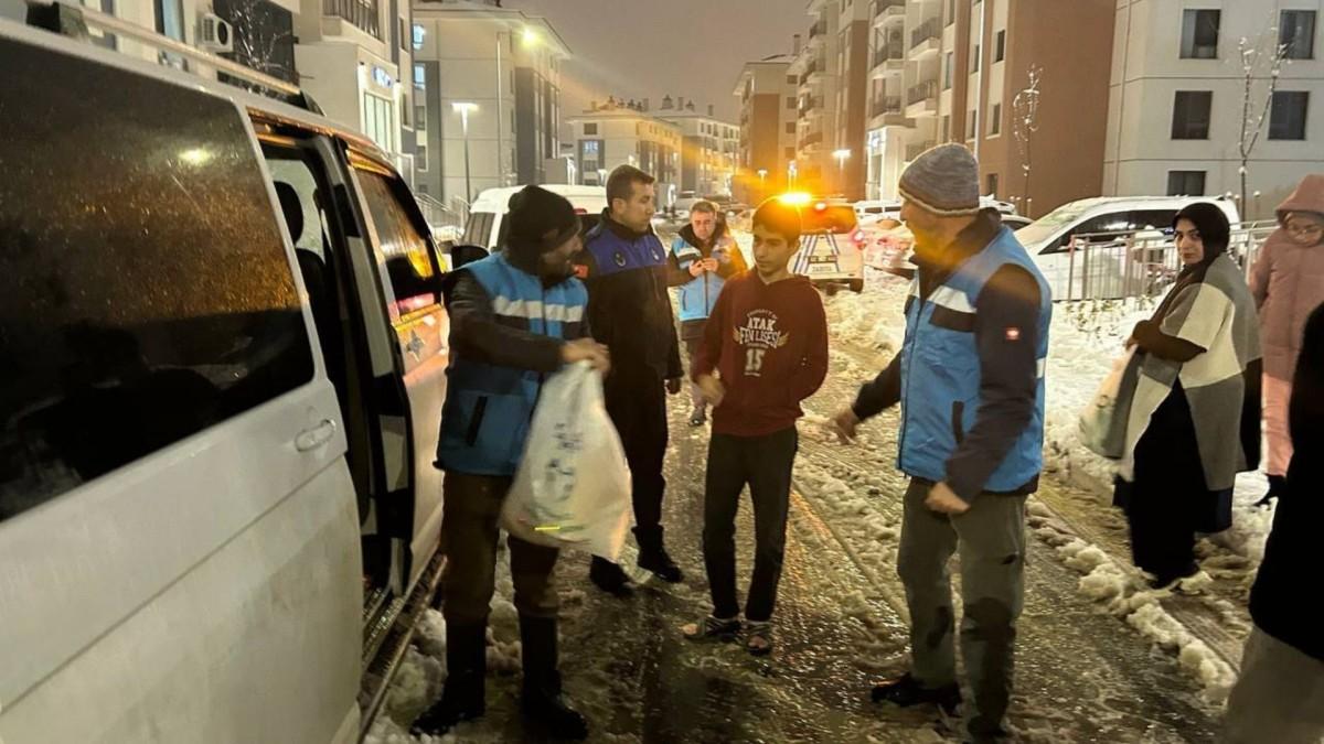 Adıyaman Belediyesi’nden yoğun kar yağışında İndere TOKİ’ye gıda ve kışlık yardımı - Videolu Haber