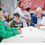 Menemen'de özel çocukların karne sevinci yürekleri ısıttı