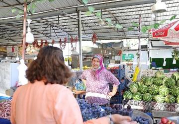 Başkan Hatice Gençay, Mavişehir Halk Pazarı'nı Ziyaret Etti