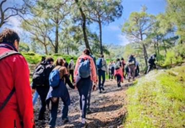Efes Mimas Yolu'nda bahar yürüyüşü