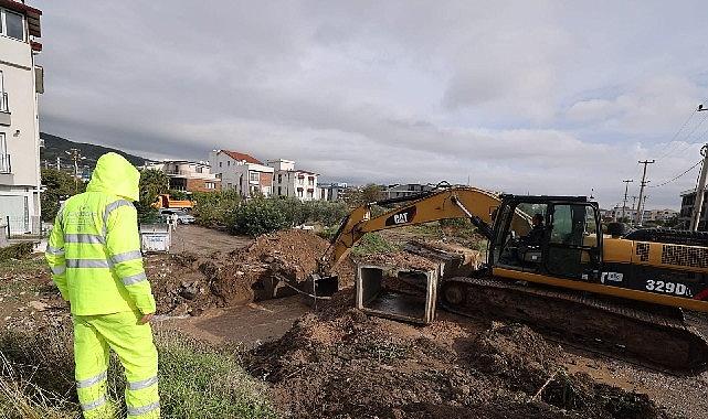 İzmir Büyükşehir Belediyesi ekipleri Bergama'da aşırı yağışlarla mücadele ediyor