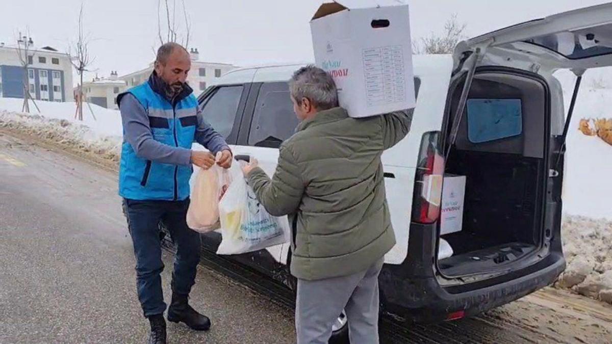 Adıyaman’da kar seferberliği:İhtiyaç sahiplerine destek çalışmaları sürüyor - Videolu Haber