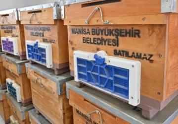 Manisa Büyükşehir’den Kırkağaçlı Kadınlara Kovan ve Ekipman Desteği