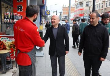 Vali Varol Gölbaşı Caddesi’nde esnaf ve vatandaşları ziyaret etti