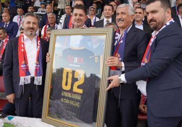 Kahta02 Spor’dan Başkan Hallaç’a ‘Onursal Başkanlık’ unvanı