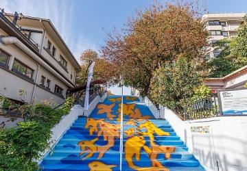 Johnson & Johnson Ruh Sağlığının Önemine Vurgu Yapmak İçin Moda Merdivenlerini Renklendirdi