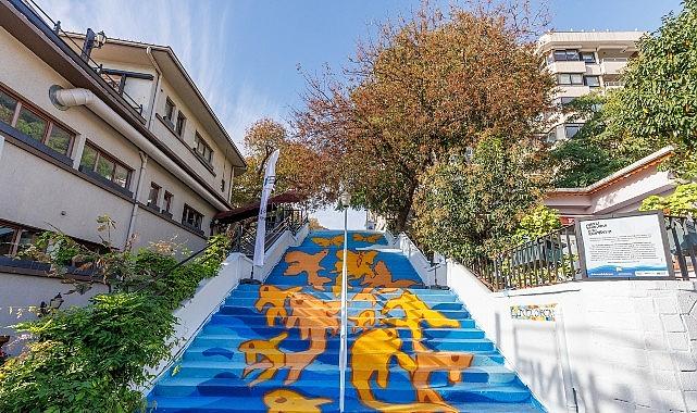 Johnson & Johnson Ruh Sağlığının Önemine Vurgu Yapmak İçin Moda Merdivenlerini Renklendirdi