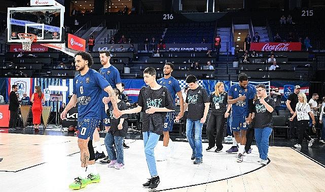 One Team katılımcıları Anadolu Efes – Partizan karşılaşmasında parkeye çıktı