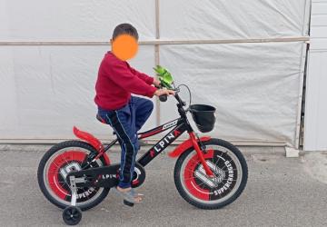 Konteynerde kalan yetim çocuğun bisiklet hayali gerçek oldu