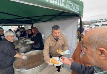 Adıyaman’da kuyumcu esnafı iş yerlerini kapattı, mezarlıkta 3 bin kişiye yemek dağıttı