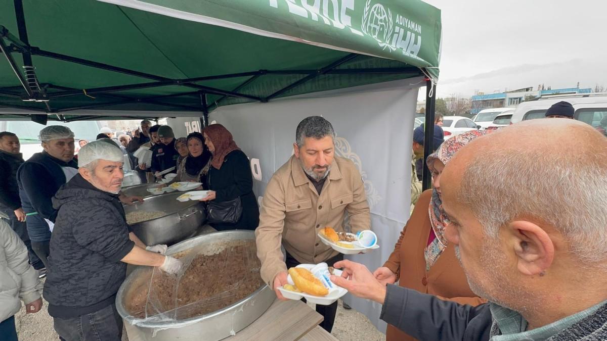 Adıyaman’da kuyumcu esnafı iş yerlerini kapattı, mezarlıkta 3 bin kişiye yemek dağıttı