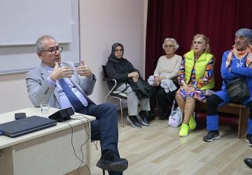 Konak'ın İleri Yaş Merkezi'nde hareketli yaşam semineri