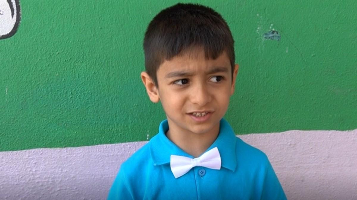 Gülümseten yorum: Küçük Eymen, internetten öğrendiği şekliyle İstiklal Marşı’nı okudu - Videolu Haber