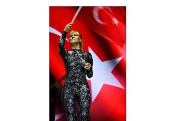 Derya Uluğ Lüleburgaz'da sahne aldı