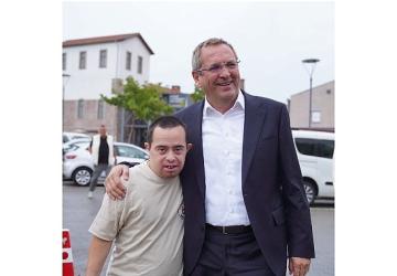 Sevgiyle atılan her adım, paylaşıldıkça çoğalan en değerli mutluluklara dönüşüyor