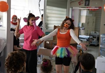 İzmir Şehir Tiyatroları'nın “Sanat İyileştirir" projesi sürüyor
