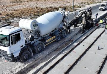 Konya Büyükşehir, Yeni Tramvay Hattı İnşaatında Trafiği Kapatmadan Örnek Bir Sistemle Beton Bariyer Yapıyor