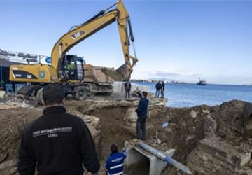 Foça'da dere yatağına yapılan kanal taşkını önledi