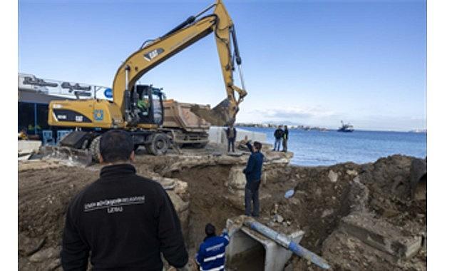 Foça'da dere yatağına yapılan kanal taşkını önledi