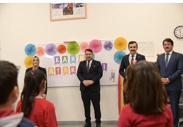 Başkan Çırpanoğlu Öğrencilerin Karne Heyecanına Ortak Oldu