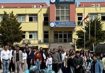Kahta’da öğrencilerden örnek davranış: Kampüs için temizlik seferberliği
