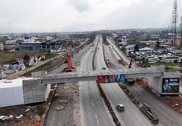 Başiskele Kavşağı'nda dev kirişler 9 saatte yerleştirildi