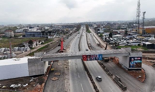 Başiskele Kavşağı'nda dev kirişler 9 saatte yerleştirildi