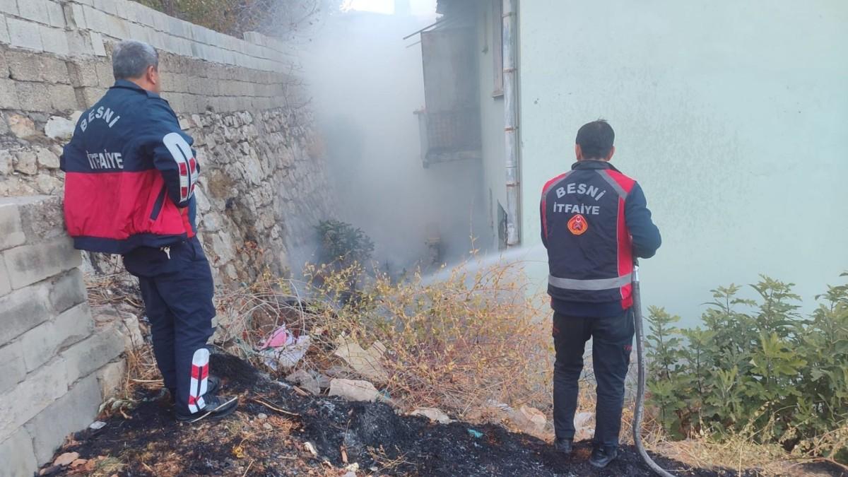 Besni’de çıkan atık yangını kontrol altına alındı - Videolu Haber