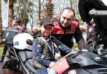 Yunus polisleri, çocukların gönlünü fethetti