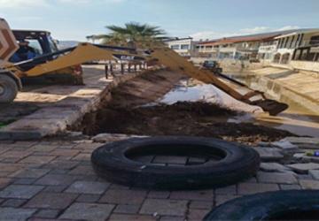 Foça'da rekor yağış sonrası dere temizliği ve alt yapı çalışmaları hız kazandı