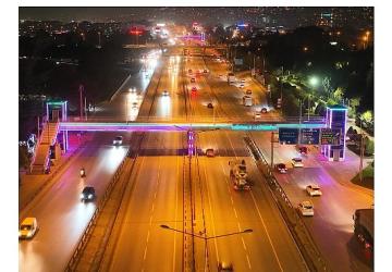 Kocaeli Bilişim Fuarı'nın renkleri üst geçitlerde