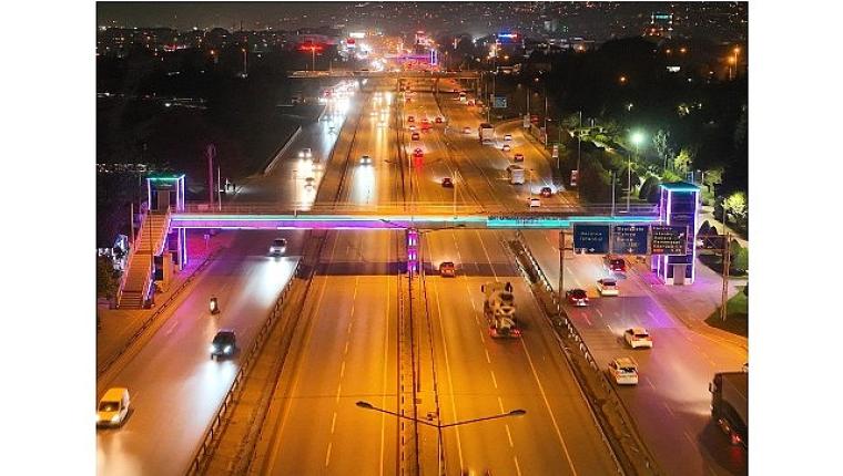 Kocaeli Bilişim Fuarı'nın renkleri üst geçitlerde