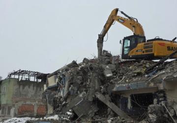 Gölbaşı’nda orta ve ağır hasarlı binaların yıkım çalışmaları devam ediyor